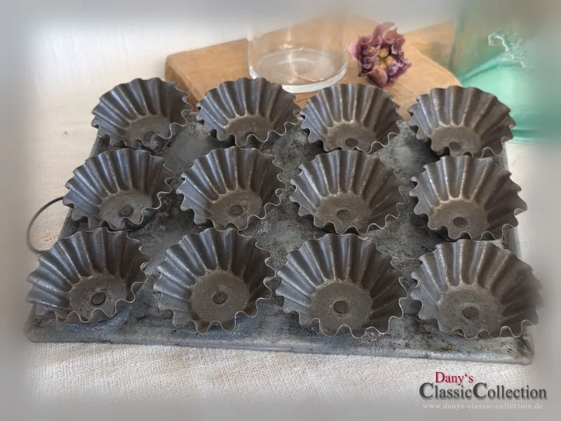 12er Muffin Brioche Backformen auf Platte Vintage Backform Landhausküche rustikalDeko