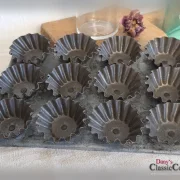 12er Muffin Brioche Backformen auf Platte Vintage Backform Landhausküche rustikalDeko