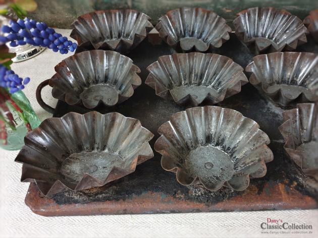 Große dekorative 12er Muffin Form ~ Vintage Landhausküche ~ Brocante ~ Shabby Deko ~ alte Backform ~ Küchendeko ~ hy5187