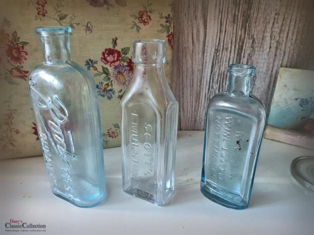 VERKAUFT ! Konvolut mit 3 antiken Flaschen ~ aquamarin farbenes Glas ~ Vintage Väschen ~ Viktorianische Shabby Deko ~ hz6426s1