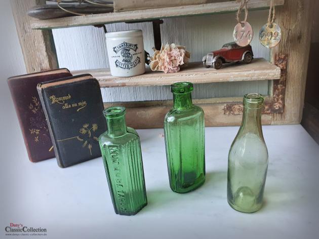 VERKAUFT ! Konvolut mit 3 antiken Flaschen ~ grünes altes Glas ~ Vintage Väschen ~ Viktorianische Shabby Deko ~ hz6426bg
