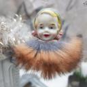 Porzellankopf auf Clip mit Pelzkragen ~ Mädchen mit Haube ~ Biskuitporzellan ~ Seltener deutscher Christbaumschmuck ~ hw3785