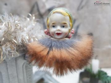 Porzellankopf auf Clip mit Pelzkragen ~ Mädchen mit Haube ~ Biskuitporzellan ~ Seltener deutscher Christbaumschmuck ~ hw3785