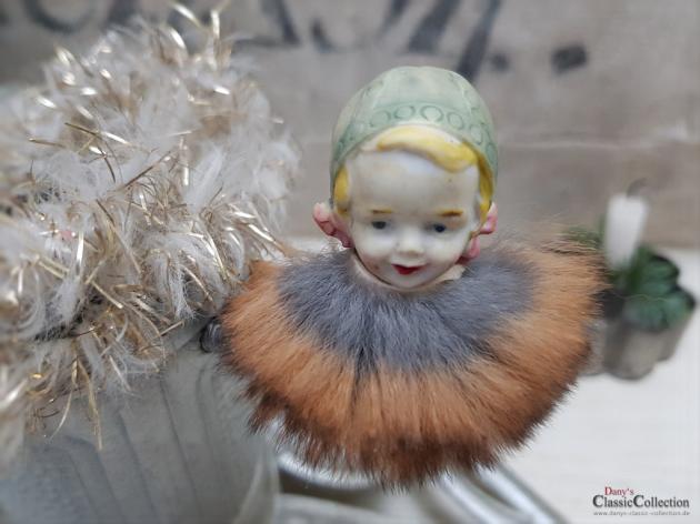 Porzellankopf auf Clip mit Pelzkragen ~ Mädchen mit Haube ~ Biskuitporzellan ~ Seltener deutscher Christbaumschmuck ~ hw3785