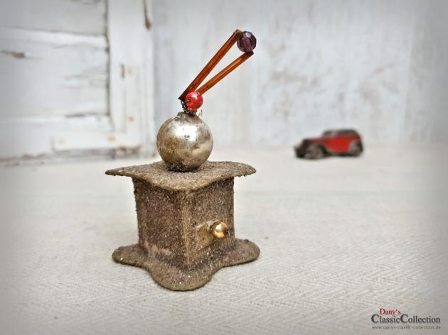 Kaffeemühle Weihnachtsornament ~ Christbaumschmuck alt ~ Karton beglimmert ~ Grantsplitter ~ Baumanhänger ~ Weihnachtsbaum ~ Baumschmuck ~ ht2847-3