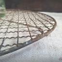 Kuchengitter Ø 34,5 cm kariert ~ Tartegitter stabil ~ Fil de Fer ~ Abkühlgitter ~ Kuchenrost ~ Drahtgitter ~ Vintage Landhausküche ~ hz6415g2