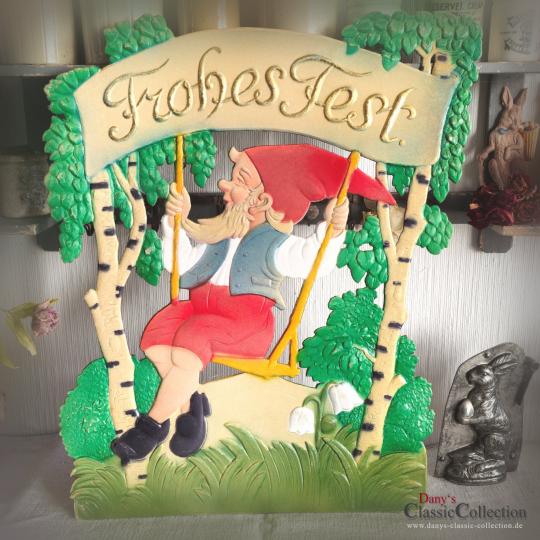 Alte 49 x 40 cm Osterpappe ~ Zwerg auf Schaukel ~ Schaufensterdeko ~ Osterschmuck ~ Osterdeko ~ Sammlerstück ~ Frohes Fest
