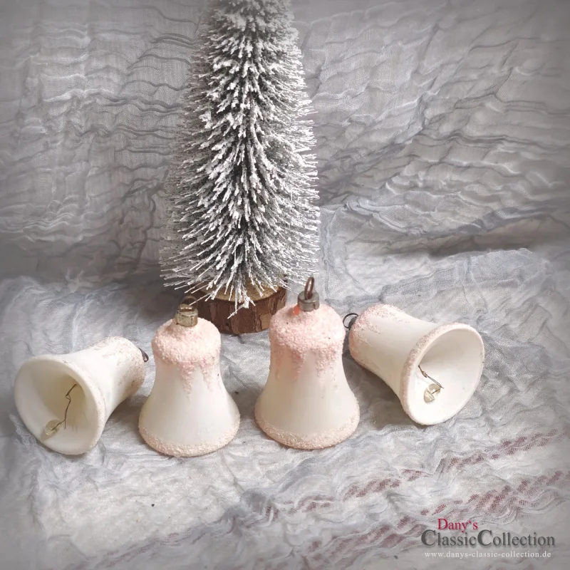 4 matt weiße Glocken Christbaumschmuck alt Weihnachtsschmuck mit rosa venezianischem Tau Weihnachtsbaumbehang Christbaum