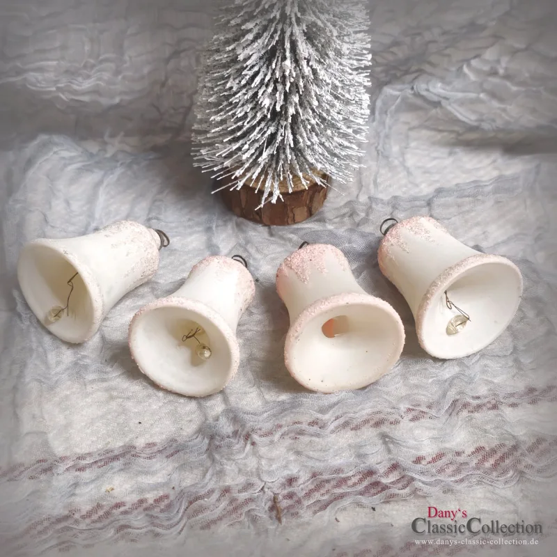 4 matt weiße Glocken Christbaumschmuck alt Weihnachtsschmuck mit rosa venezianischem Tau Weihnachtsbaumbehang Christbaum