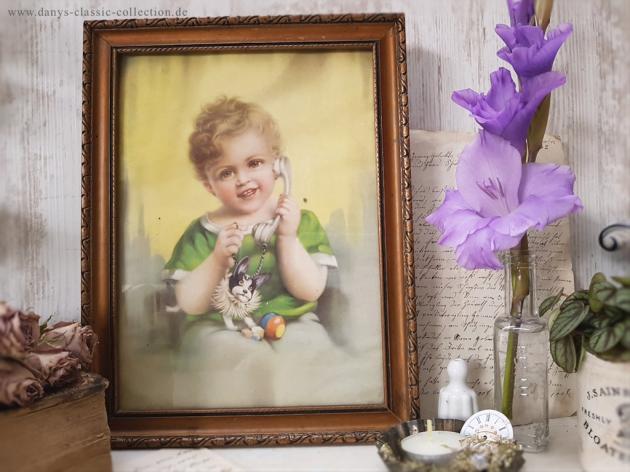 Kinderbild ~ Junge mit grünem Shirt und Telefon ~ Bild gerahmt ~ Goldrahmen ~ Vintage Kinderzimmer