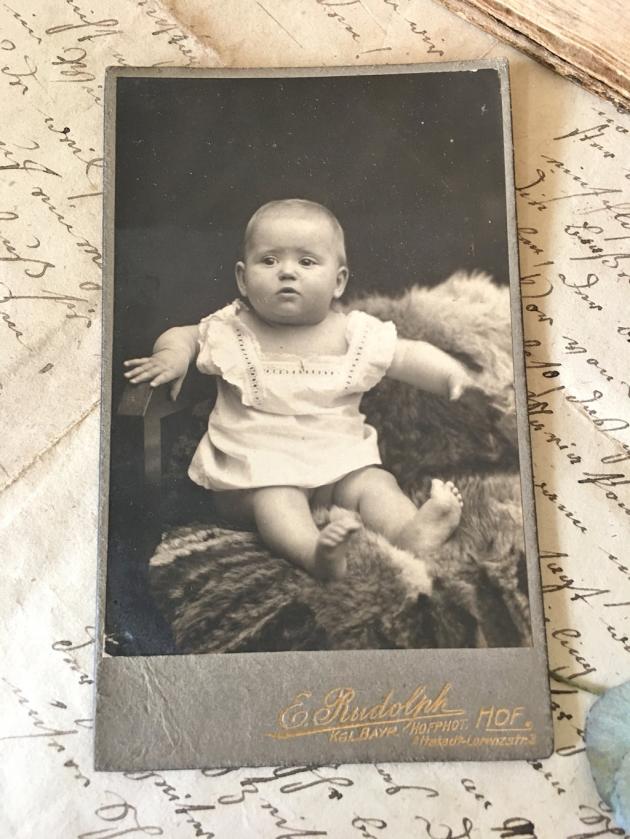 CdV Baby auf Fell Kabinettfoto Fotokarte