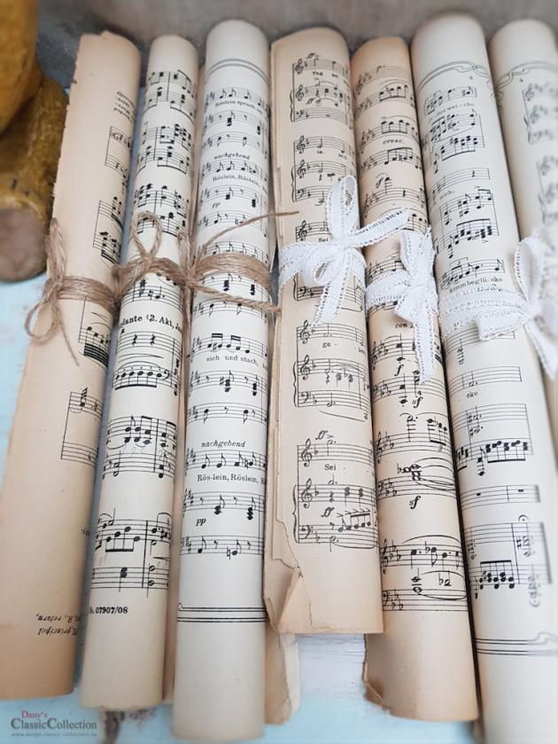Alte Notenblätter gerollt und mit alter Spitze oder Juteband gebunden ~ wunderbare Vintage Deko