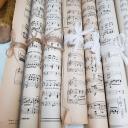 Alte Notenblätter gerollt und mit alter Spitze oder Juteband gebunden ~ wunderbare Vintage Deko