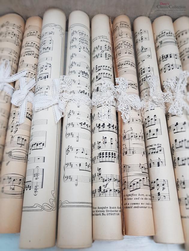Alte Notenblätter gerollt und mit alter Spitze oder Juteband gebunden ~ wunderbare Vintage Deko