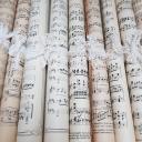 Alte Notenblätter gerollt und mit alter Spitze oder Juteband gebunden ~ wunderbare Vintage Deko