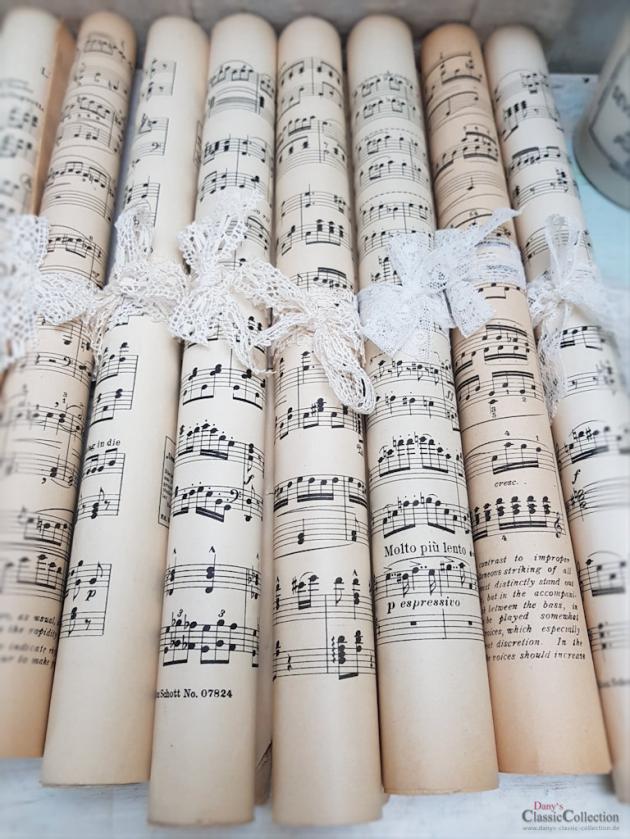 Alte Notenblätter gerollt und mit alter Spitze oder Juteband gebunden ~ wunderbare Vintage Deko