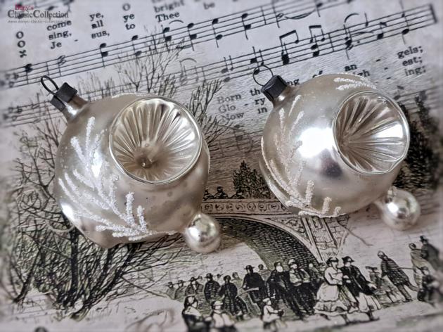 2 silberne Christbaumkugeln ~ Einstichkugeln mit Tropfen mit Dekor ~ Vintage Weihnachtsbaum ~ Weihnachtsschmuck ~ Weihnachten