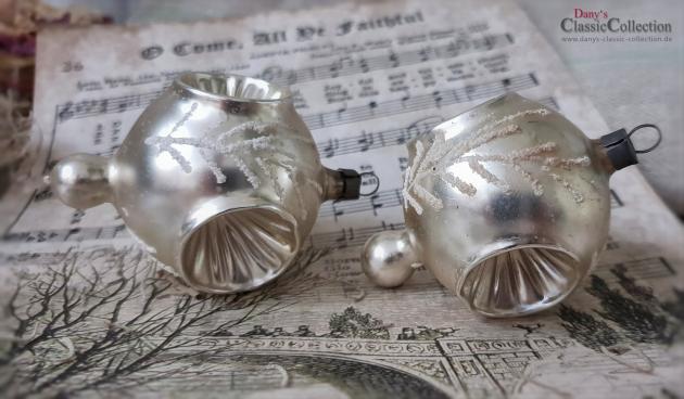 2 silberne Christbaumkugeln ~ Einstichkugeln mit Tropfen mit Dekor ~ Vintage Weihnachtsbaum ~ Weihnachtsschmuck ~ Weihnachten
