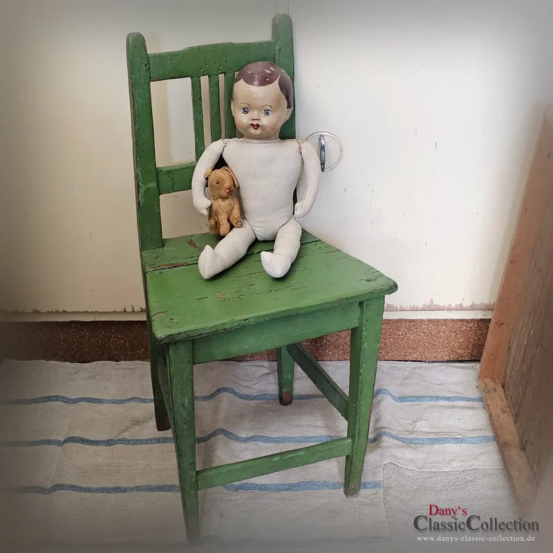 Alter Kinderstuhl grün stabiler Holzstuhl Nostalgie im Kinderzimmer Beistellhocker Vintage Deko