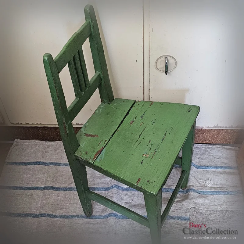 Alter Kinderstuhl grün stabiler Holzstuhl Nostalgie im Kinderzimmer Beistellhocker Vintage Deko