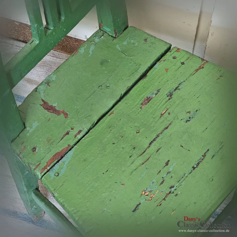 Alter Kinderstuhl grün stabiler Holzstuhl Nostalgie im Kinderzimmer Beistellhocker Vintage Deko