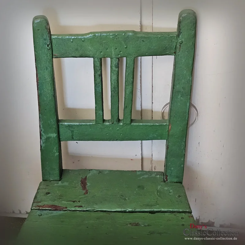 Alter Kinderstuhl grün stabiler Holzstuhl Nostalgie im Kinderzimmer Beistellhocker Vintage Deko