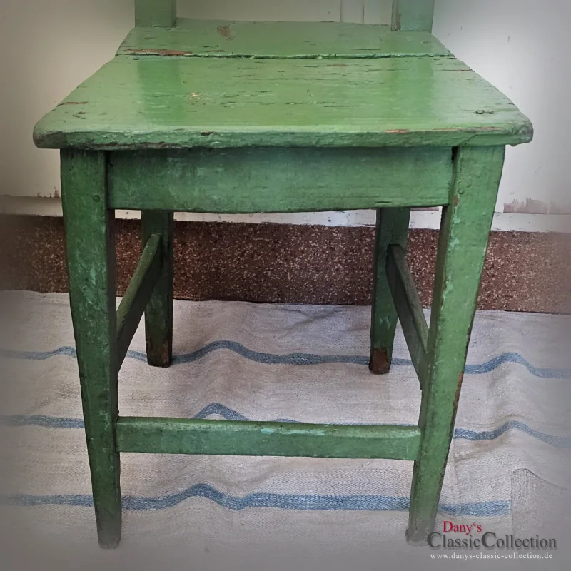 Alter Kinderstuhl grün stabiler Holzstuhl Nostalgie im Kinderzimmer Beistellhocker Vintage Deko