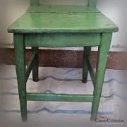Alter Kinderstuhl grün stabiler Holzstuhl Nostalgie im Kinderzimmer Beistellhocker Vintage Deko
