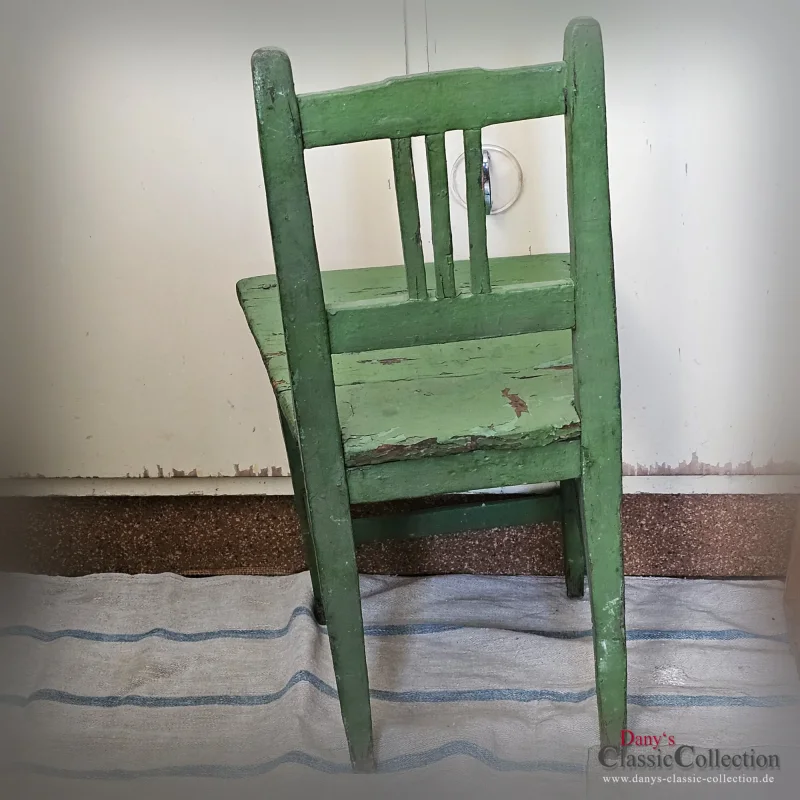Alter Kinderstuhl grün stabiler Holzstuhl Nostalgie im Kinderzimmer Beistellhocker Vintage Deko