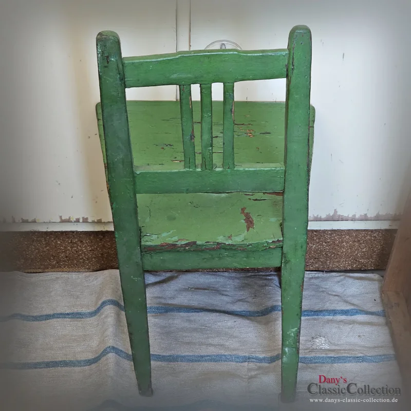 Alter Kinderstuhl grün stabiler Holzstuhl Nostalgie im Kinderzimmer Beistellhocker Vintage Deko