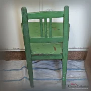 Alter Kinderstuhl grün stabiler Holzstuhl Nostalgie im Kinderzimmer Beistellhocker Vintage Deko