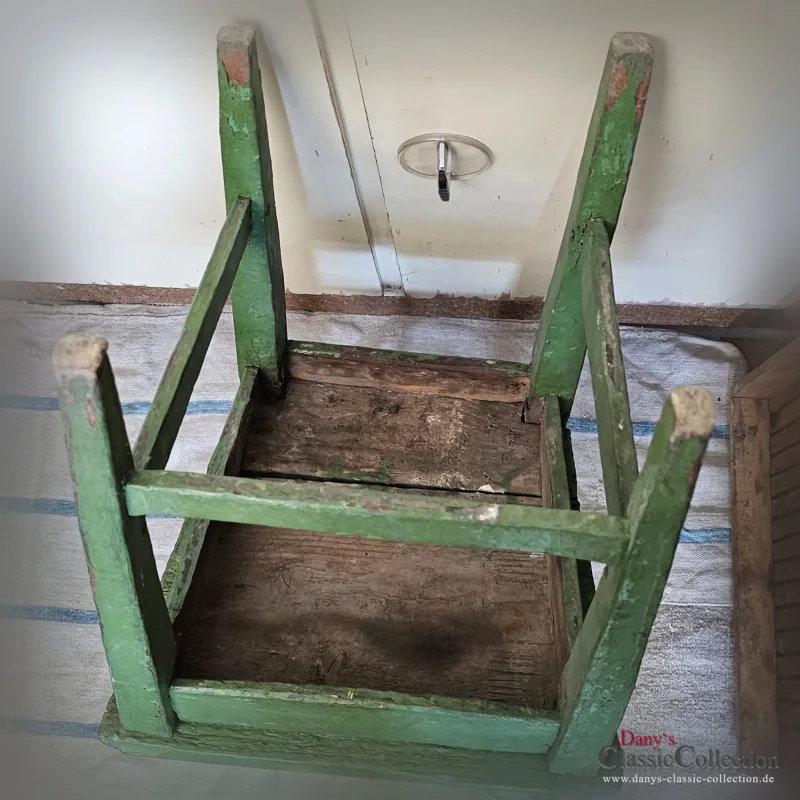 Alter Kinderstuhl grün stabiler Holzstuhl Nostalgie im Kinderzimmer Beistellhocker Vintage Deko