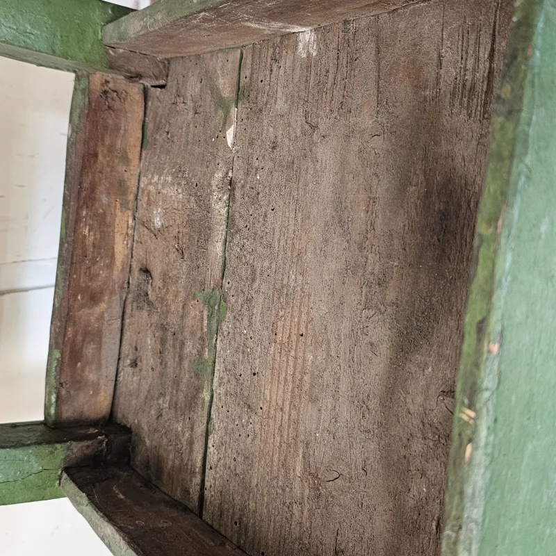 Alter Kinderstuhl grün stabiler Holzstuhl Nostalgie im Kinderzimmer Beistellhocker Vintage Deko